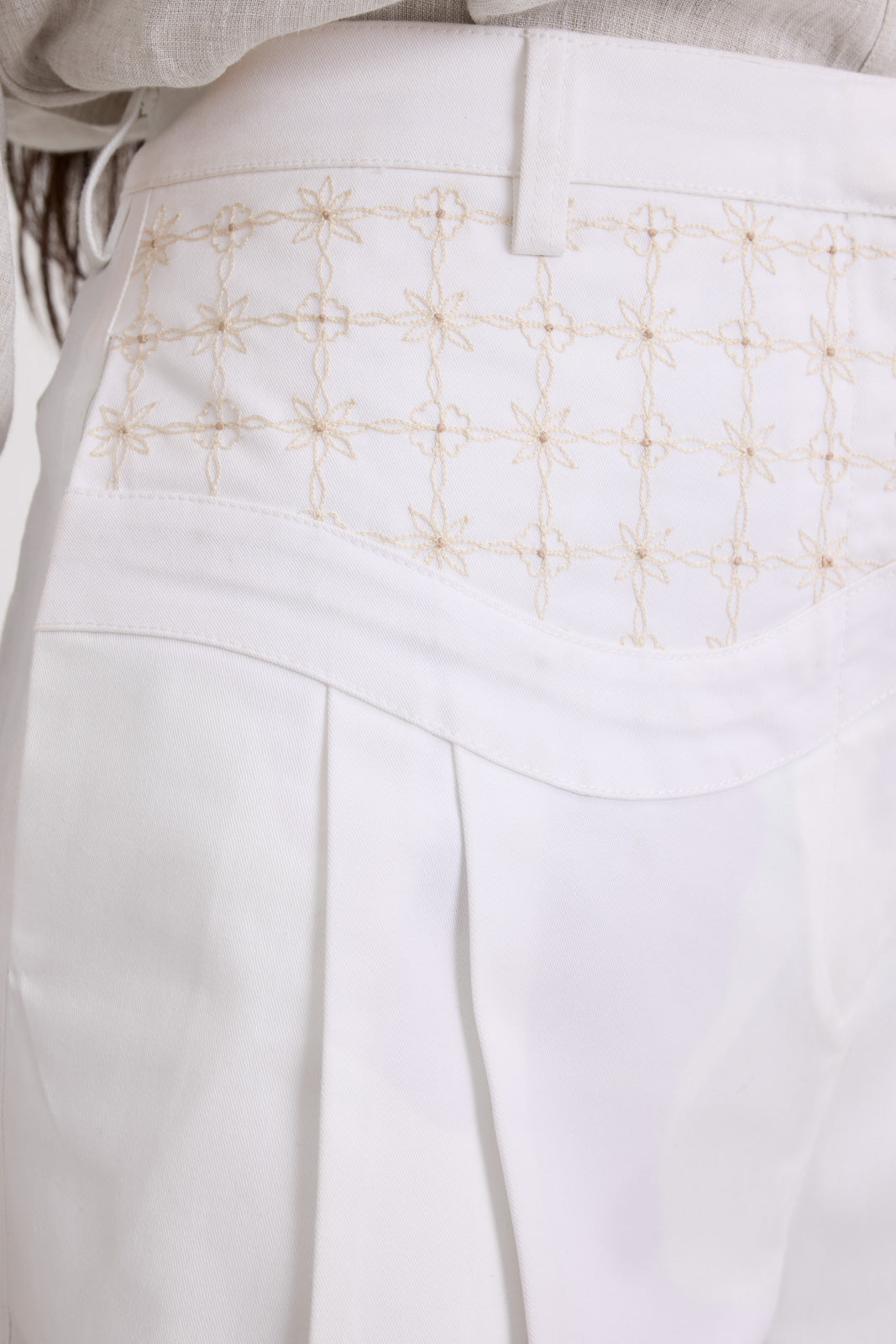 CLASSIC FIT SHORTS - POWDER WHITE