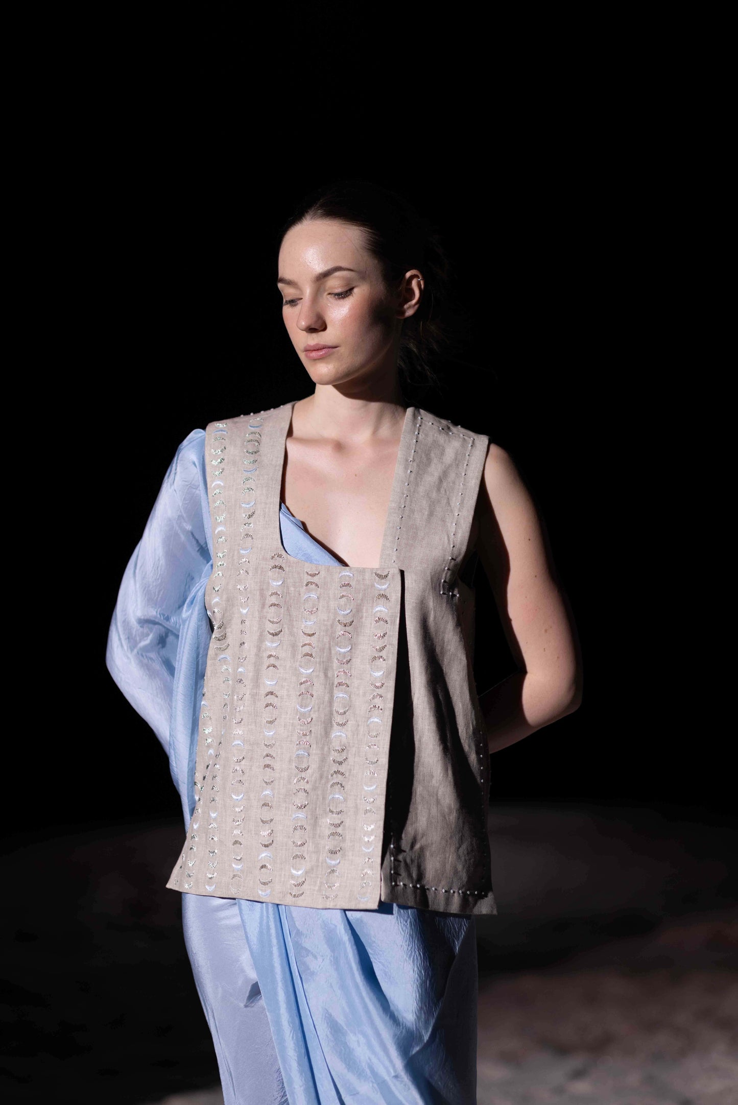 CRESCENT VEST - POWDER GREY